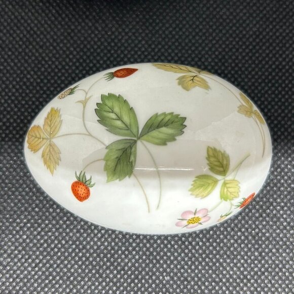 Wedgwood Wild Strawberry egg shaped trinket dish - Picture 4 of 5